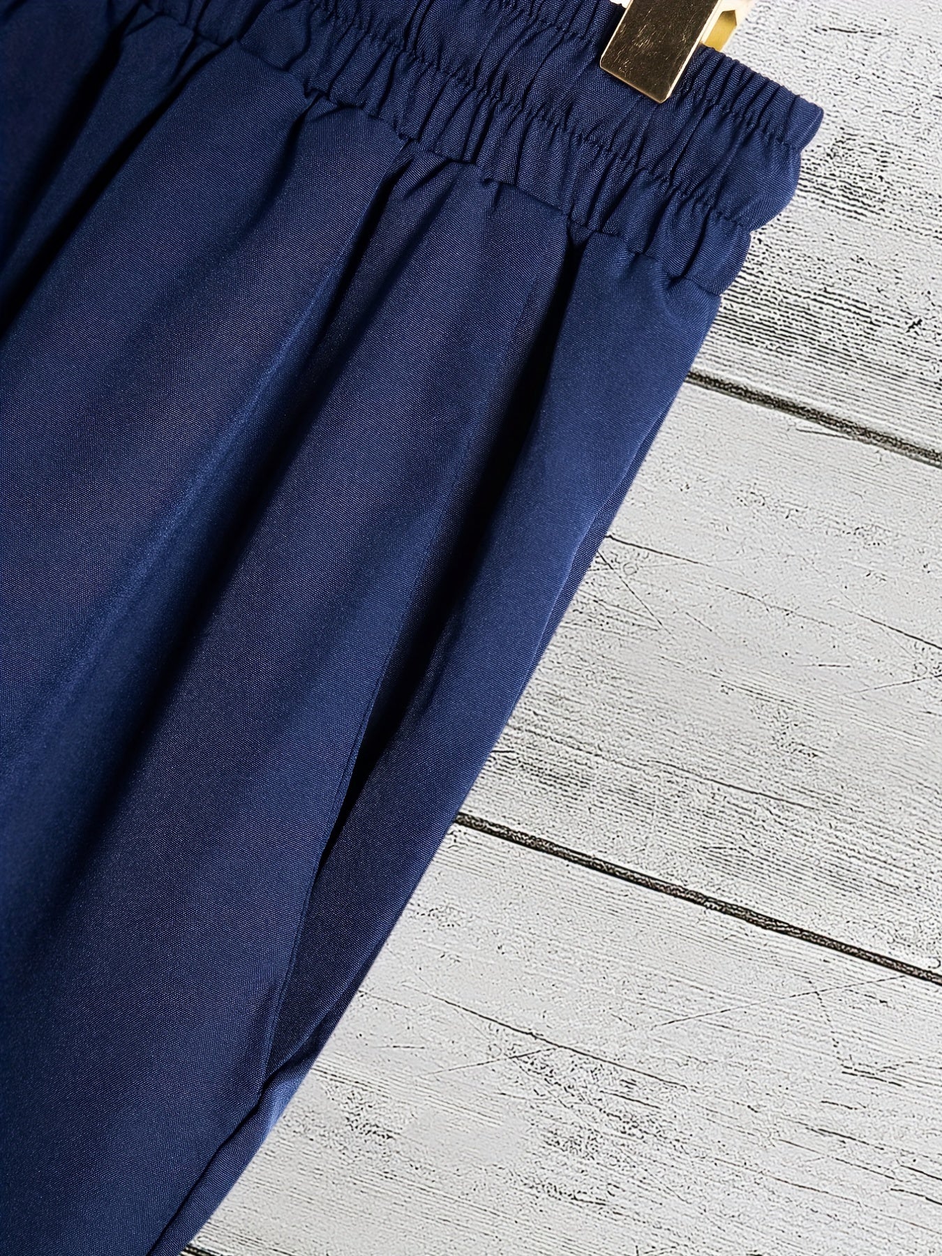 Set casual composto da camicia a maniche corte con revers con chiusura a bottoni e pantaloncini con coulisse