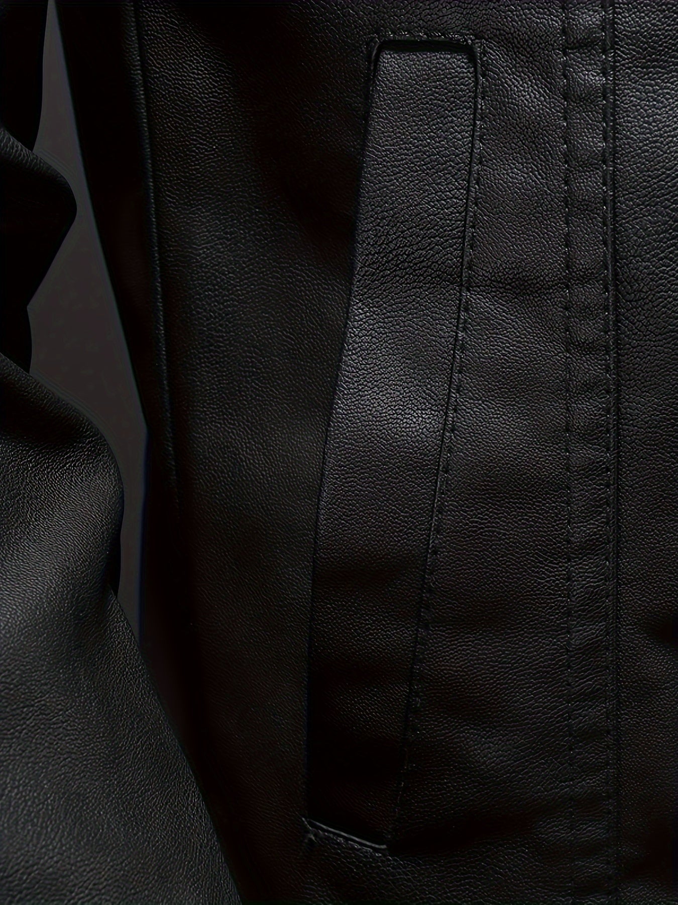 Giacca a vento semplice in pelle nera con maniche lunghe e cerniera