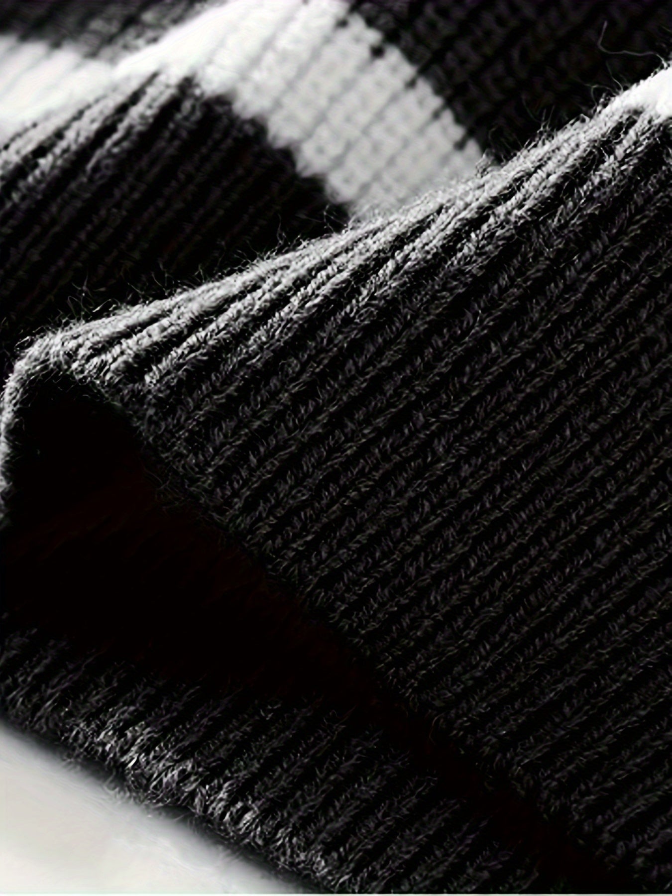 Maglione lavorato ai ferri con motivo a righe