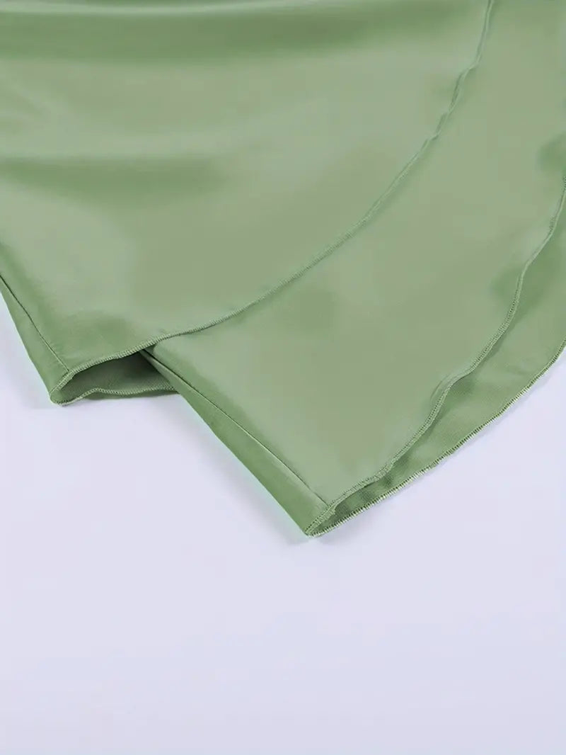 Vestito a strati con schiena scoperta e spalline sottili