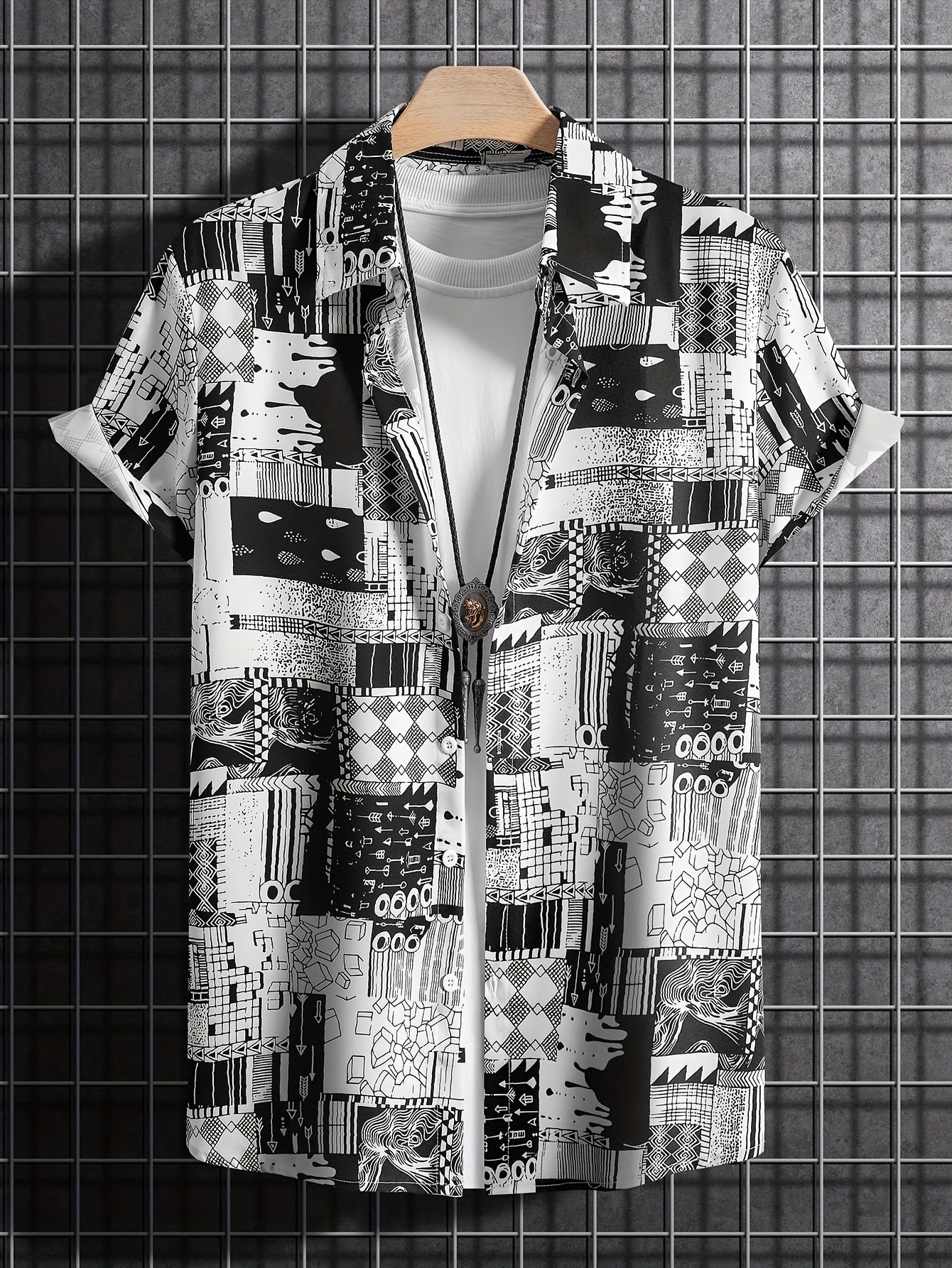 Camicia nera casual con maniche corte e diversi modelli