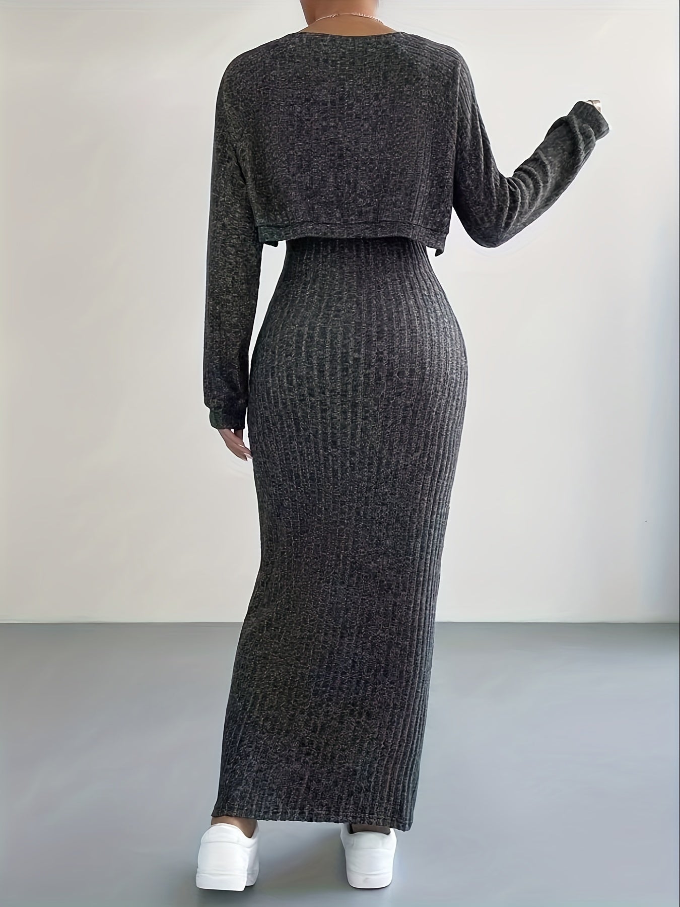 Abito slim senza maniche a coste e cardigan cropped con maniche lunghe