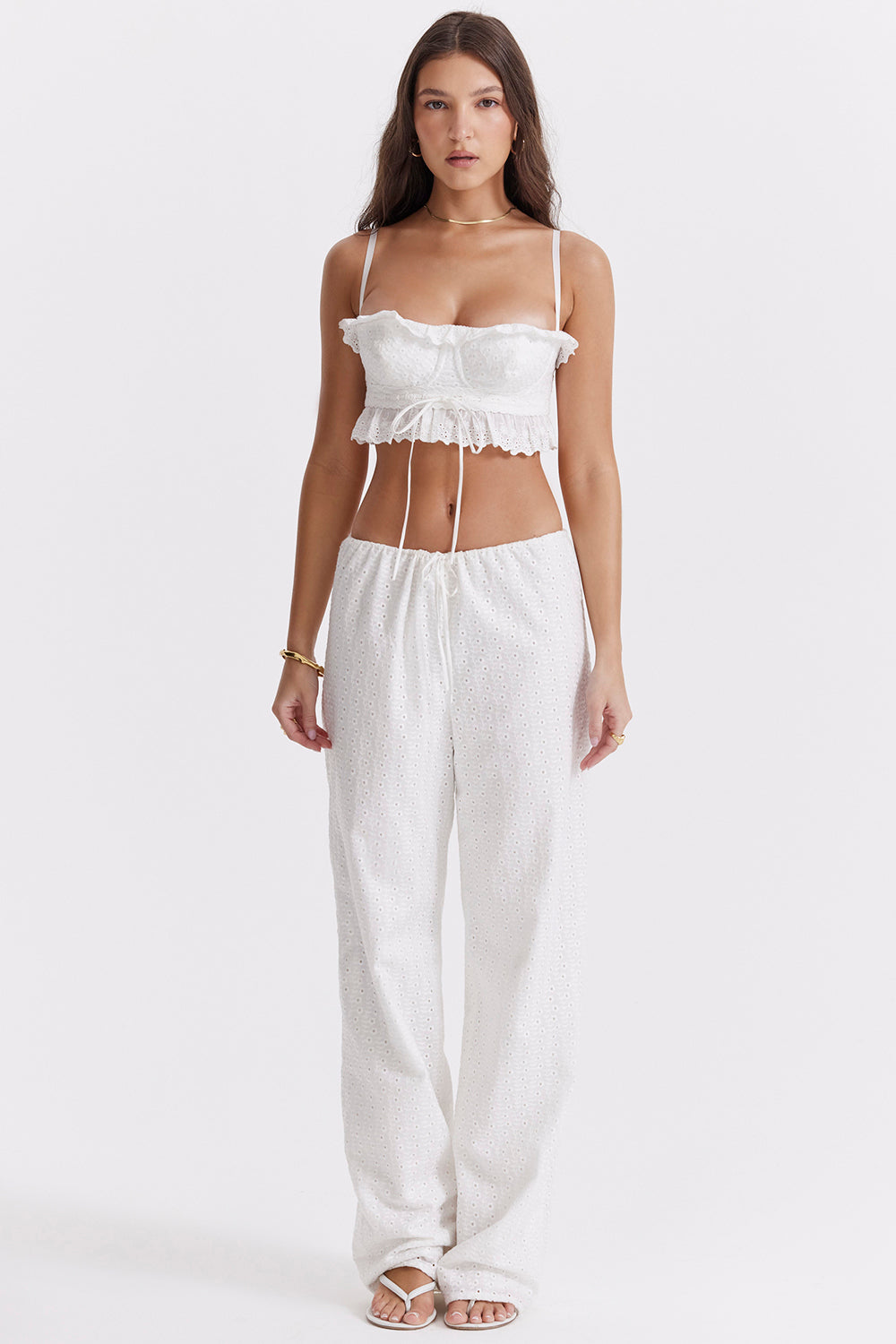 Top bralette in pizzo sangallo bianco con pantaloni