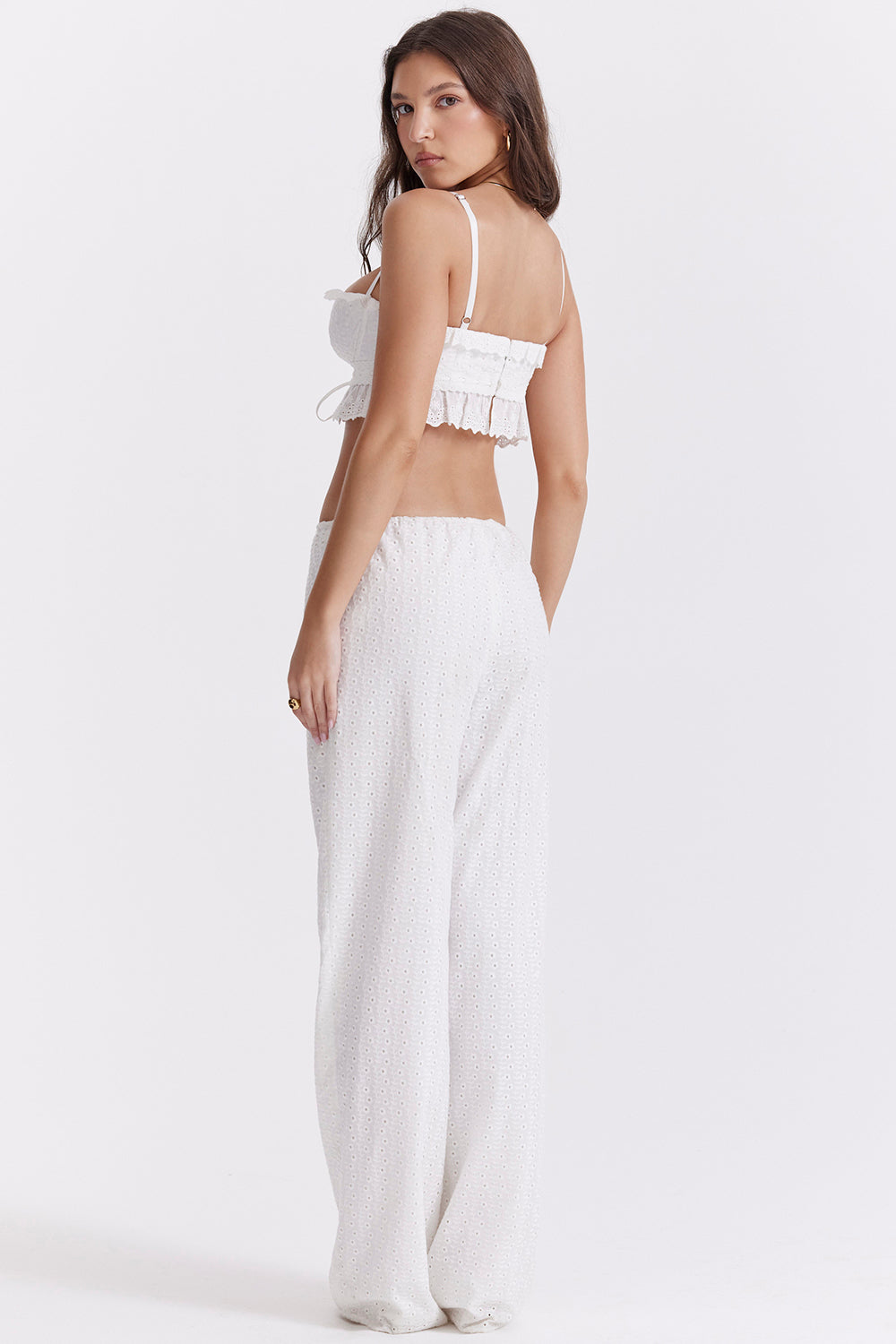 Top bralette in pizzo sangallo bianco con pantaloni