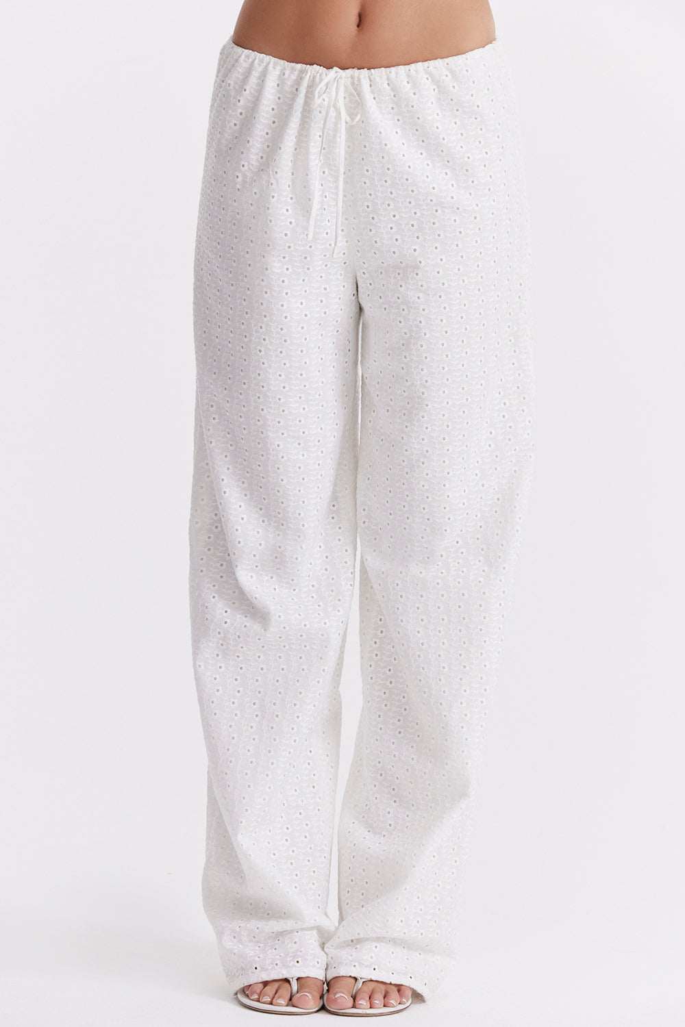 Top bralette in pizzo sangallo bianco con pantaloni
