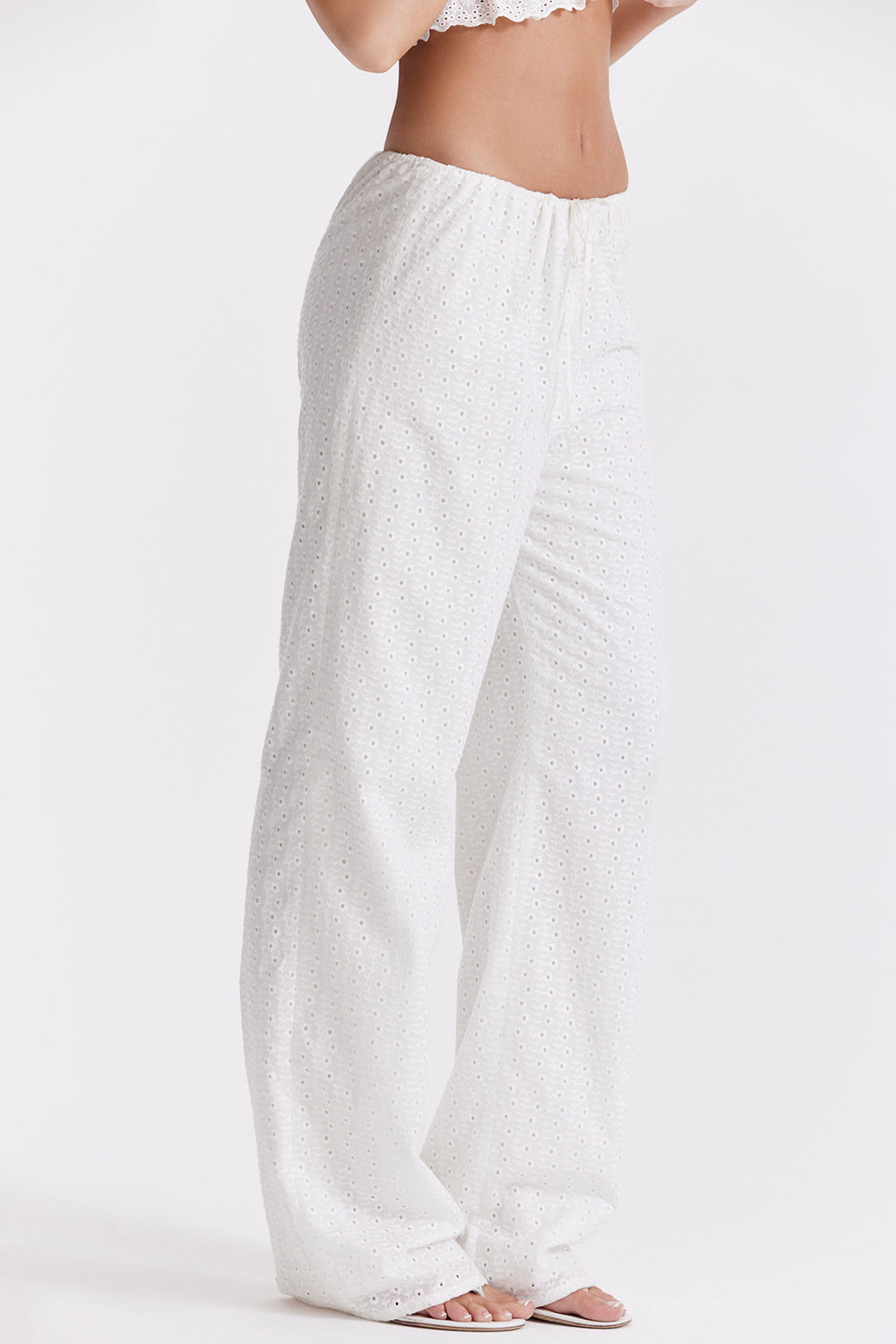 Top bralette in pizzo sangallo bianco con pantaloni