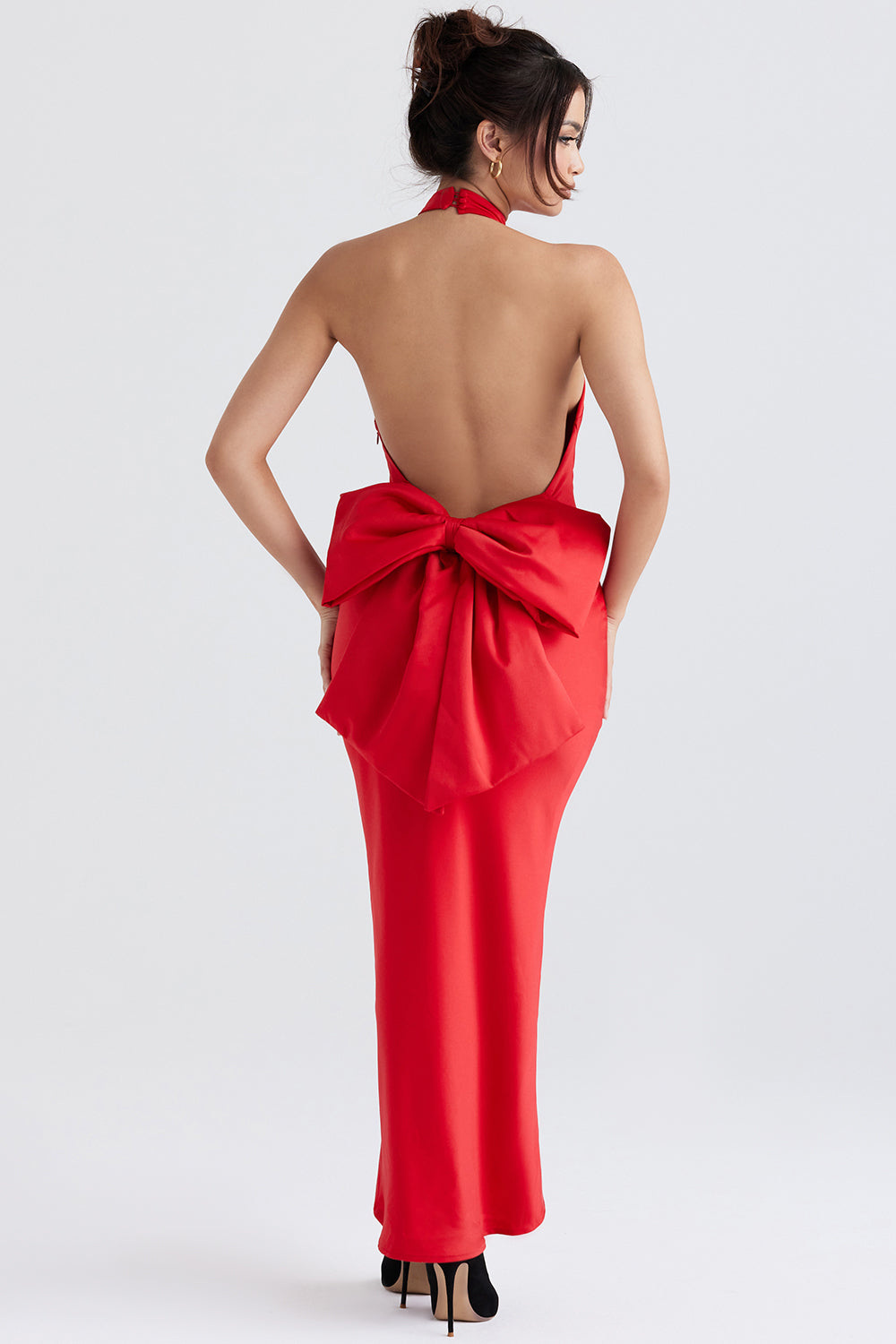 Abito con scollo all'americana con fiocco rosso