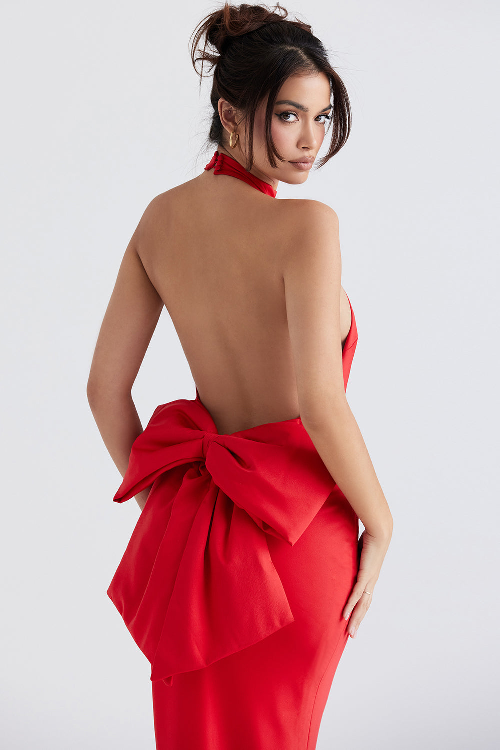 Abito con scollo all'americana con fiocco rosso