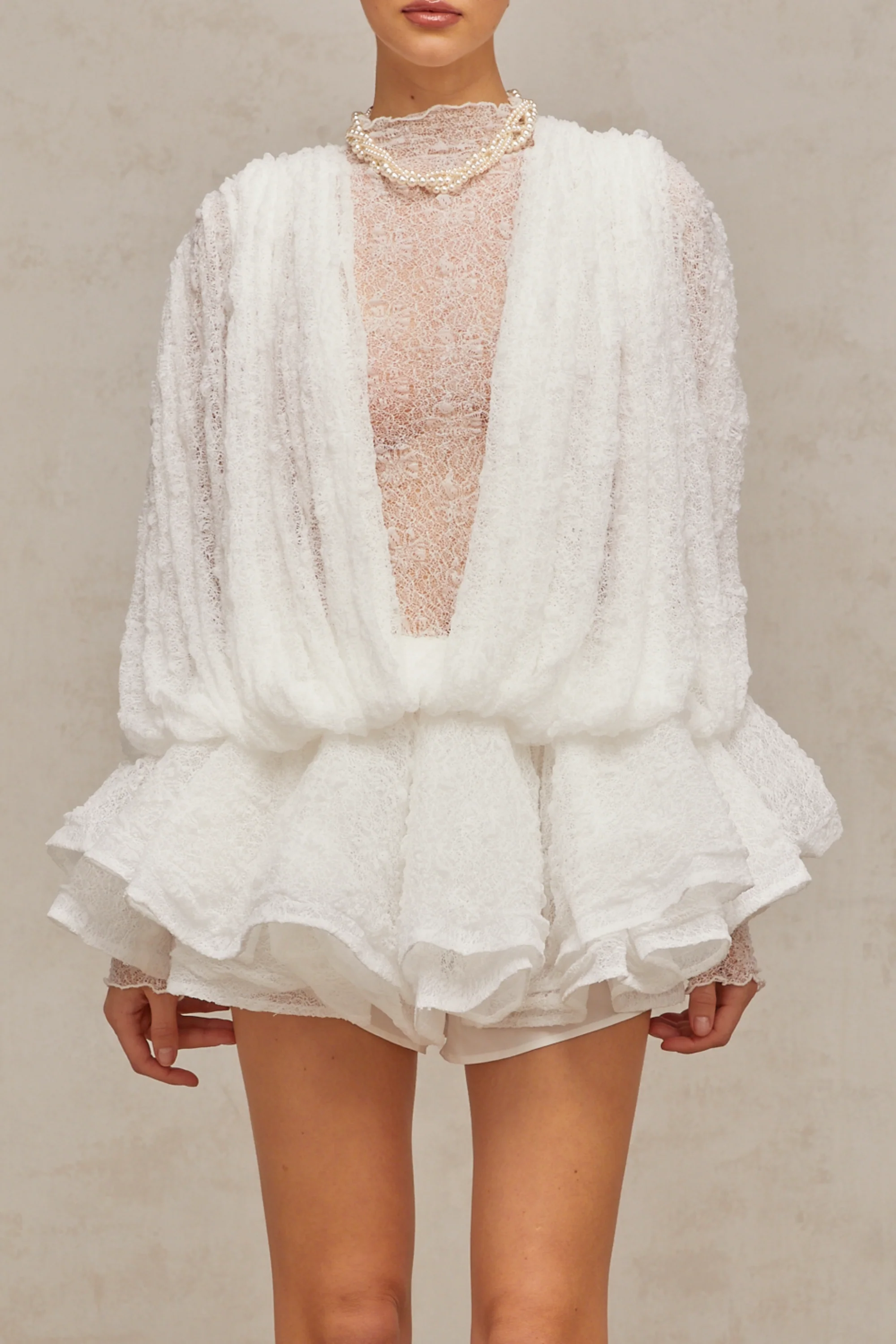 Completo top e pantaloncini in pizzo semitrasparente bianco