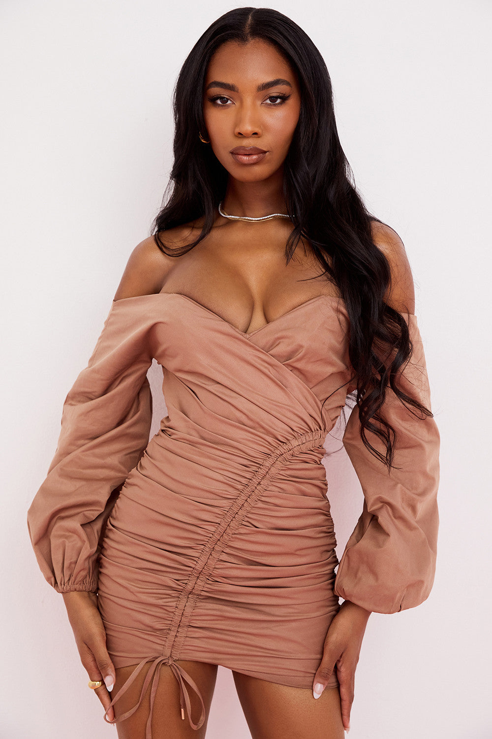 Mini abito a portafoglio color moka con spalle scoperte