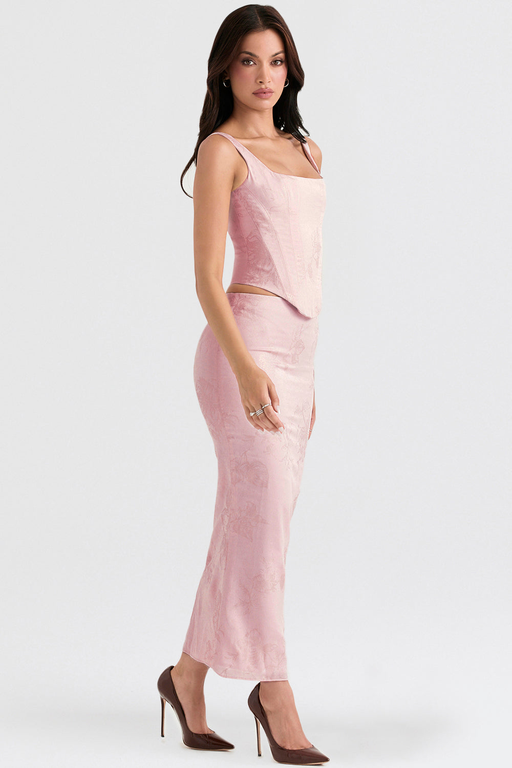 Corsetto lungo in raso floreale rosa con gonna midi