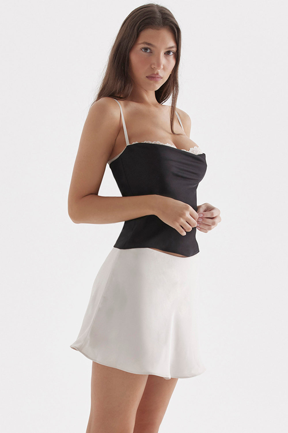 Top con ferretto nero e bianco sporco con minigonna