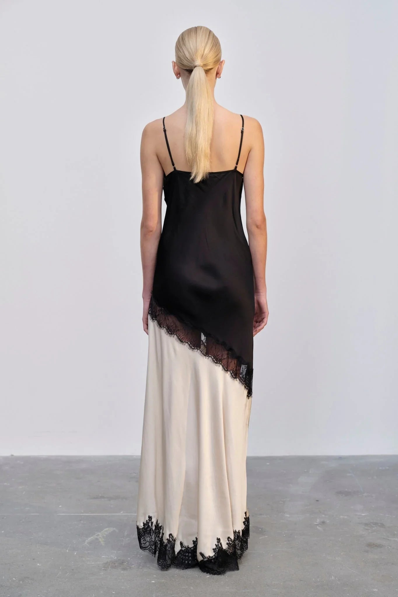 Abito lungo in pizzo trasparente con giunture