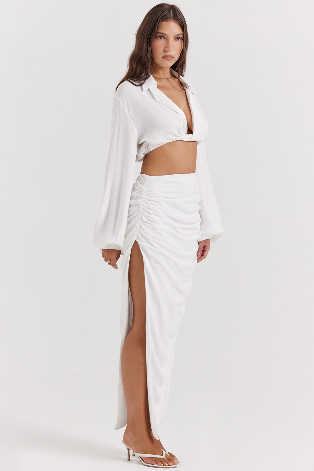Top in blouson bianco con maxi gonna a pieghe