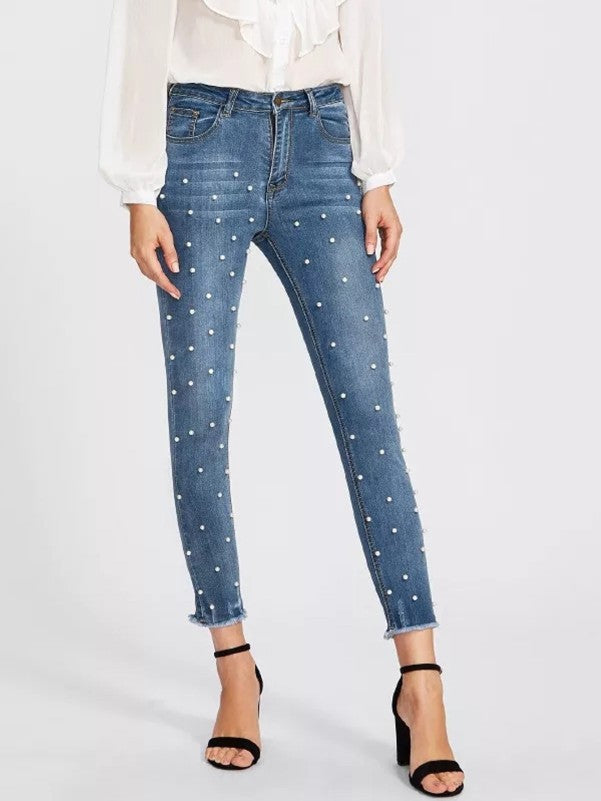 Jeans con perle bianche