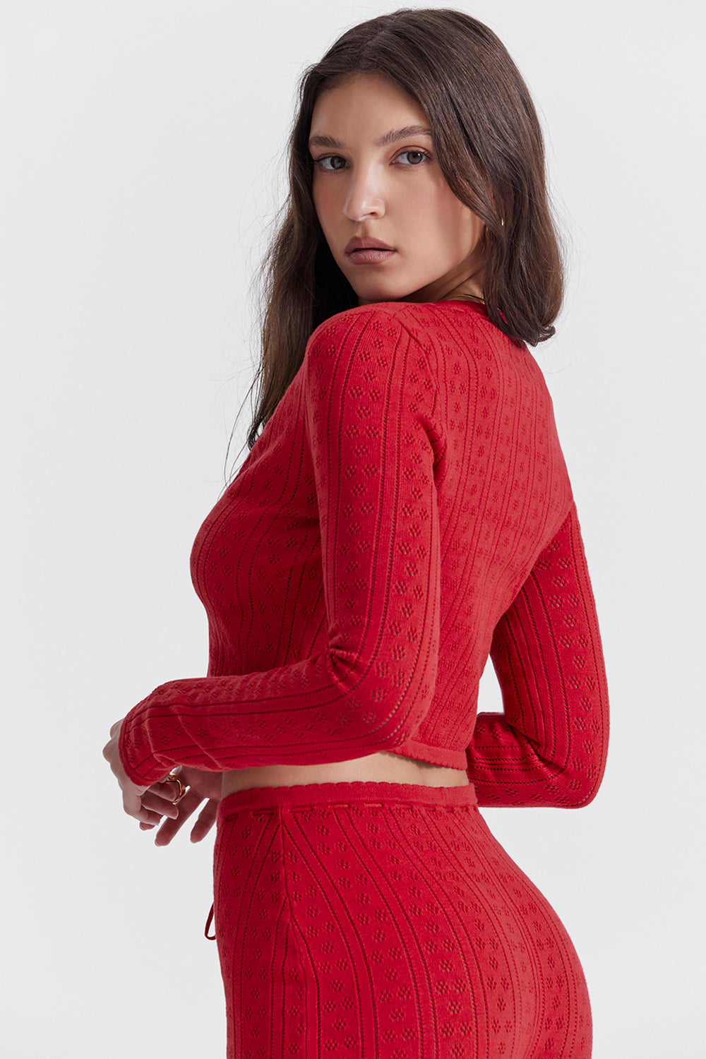 Top in maglia a costine color ciliegia con pantaloni capri in maglia