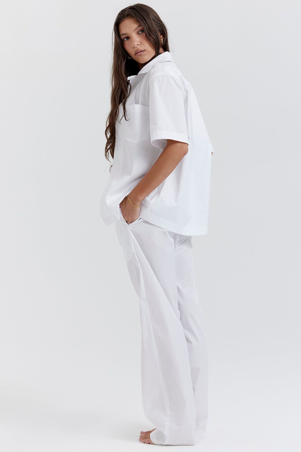 Camicia bianca oversize con pantaloni dalla vestibilit? comoda