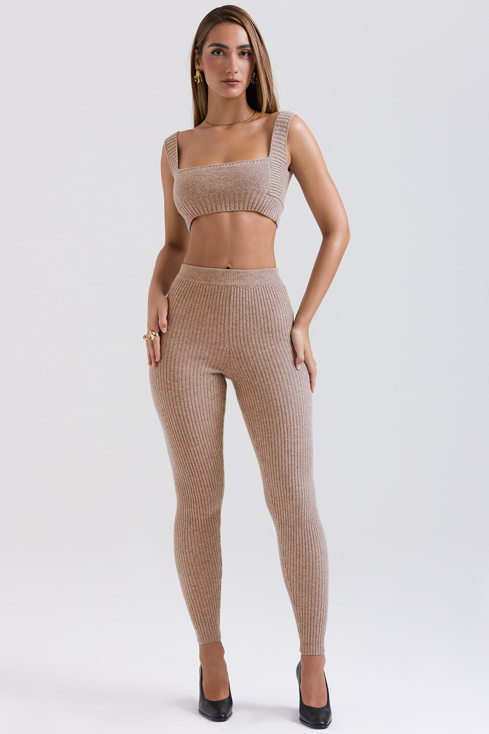 Cardigan Barley a grana grossa realizzato in lana naturale con bralette e leggings