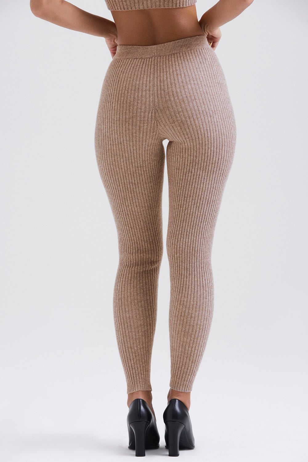 Cardigan Barley a grana grossa realizzato in lana naturale con bralette e leggings