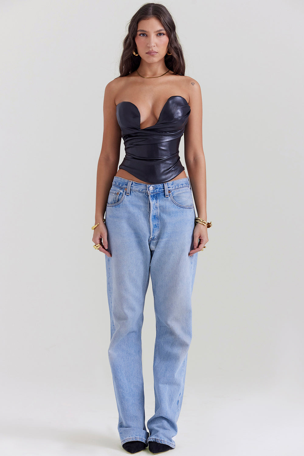 Corsetto in pelle vegana nera con scollatura profonda
