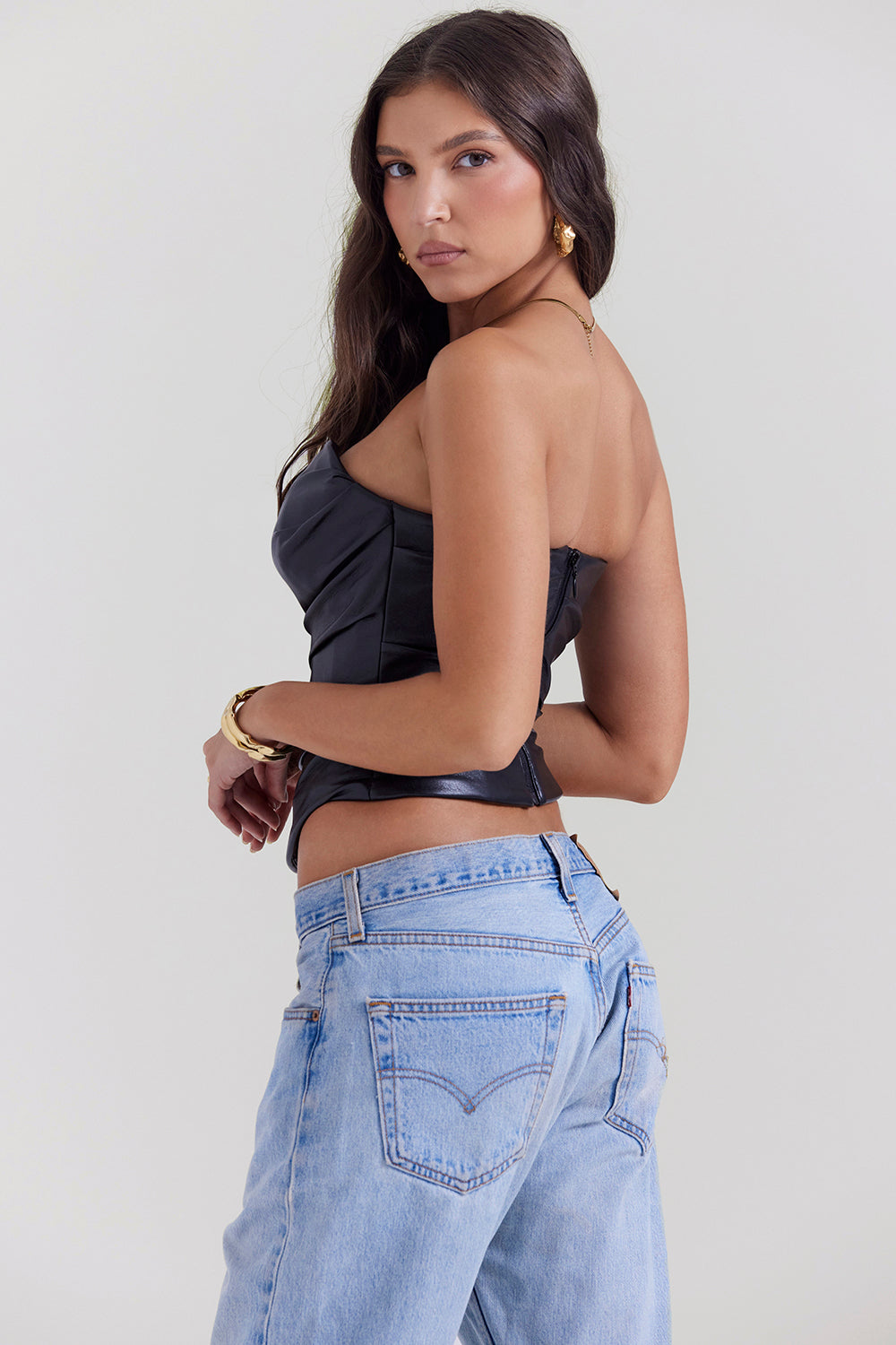 Corsetto in pelle vegana nera con scollatura profonda