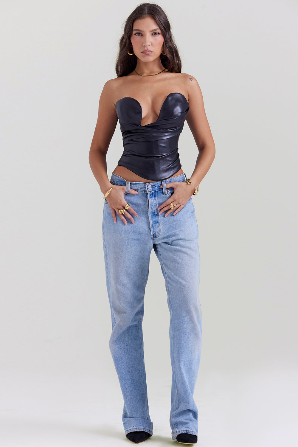 Corsetto in pelle vegana nera con scollatura profonda