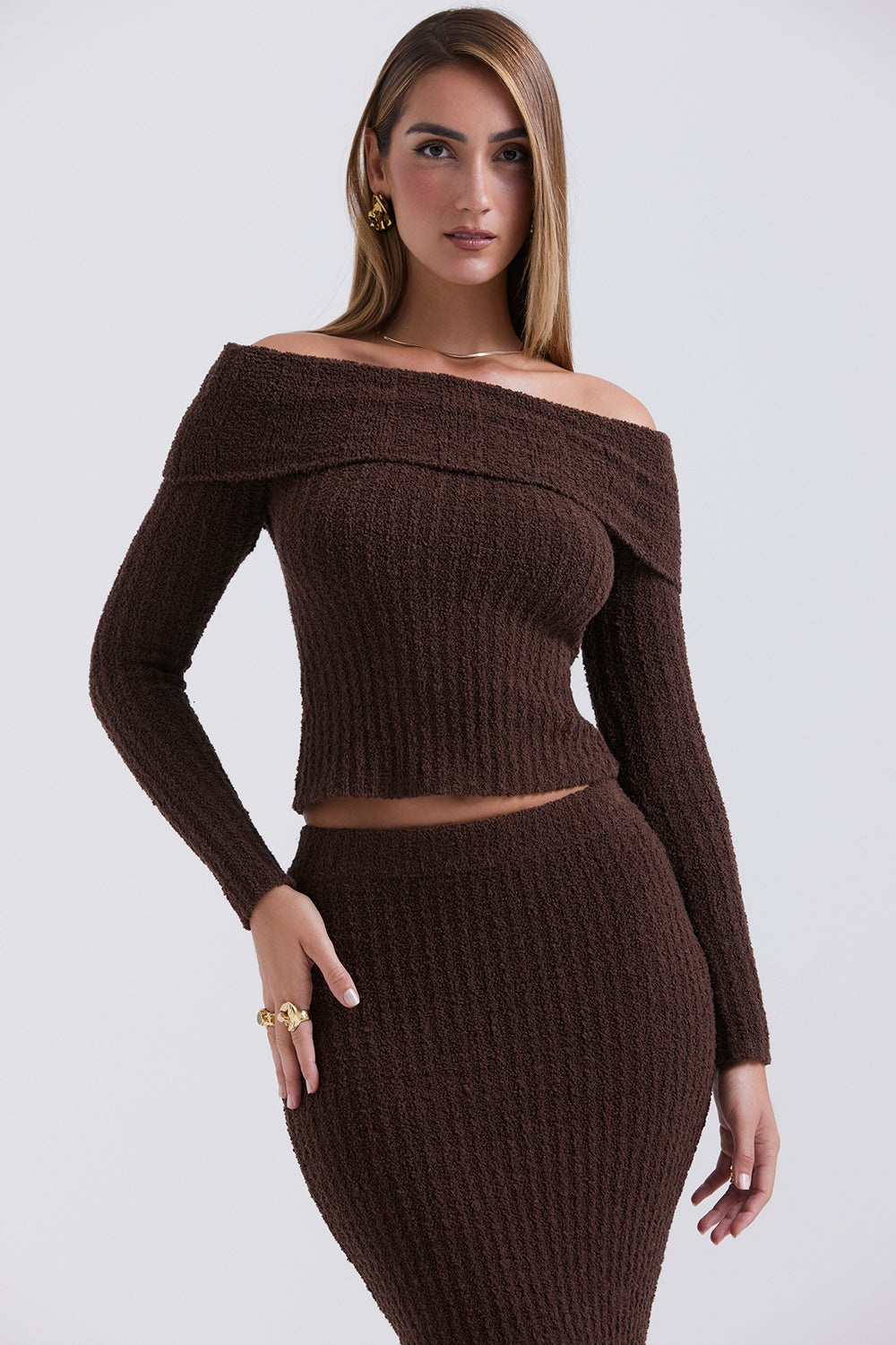 Top in morbida maglia bouclé color cioccolato con maxi gonna in cotone