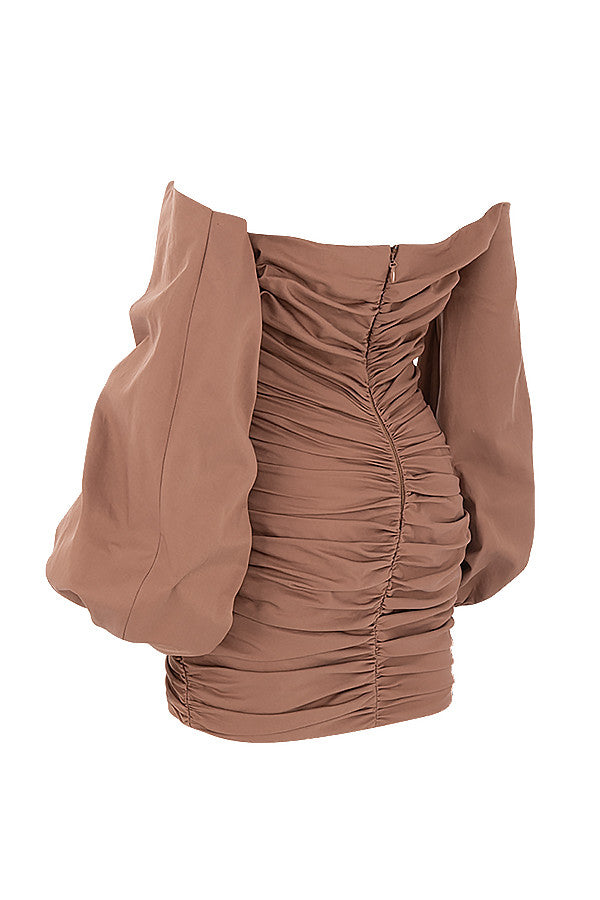 Mini abito a portafoglio color moka con spalle scoperte