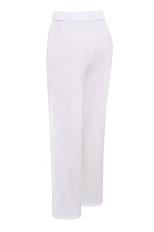 Camicia bianca oversize con pantaloni dalla vestibilit? comoda