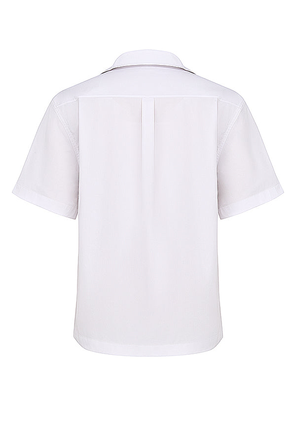 Camicia bianca oversize con pantaloni dalla vestibilit? comoda