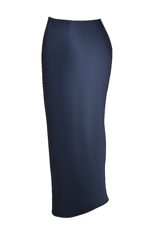Corsetto blu navy con maniche a sbuffo e maxi gonna in raso con taglio in sbieco
