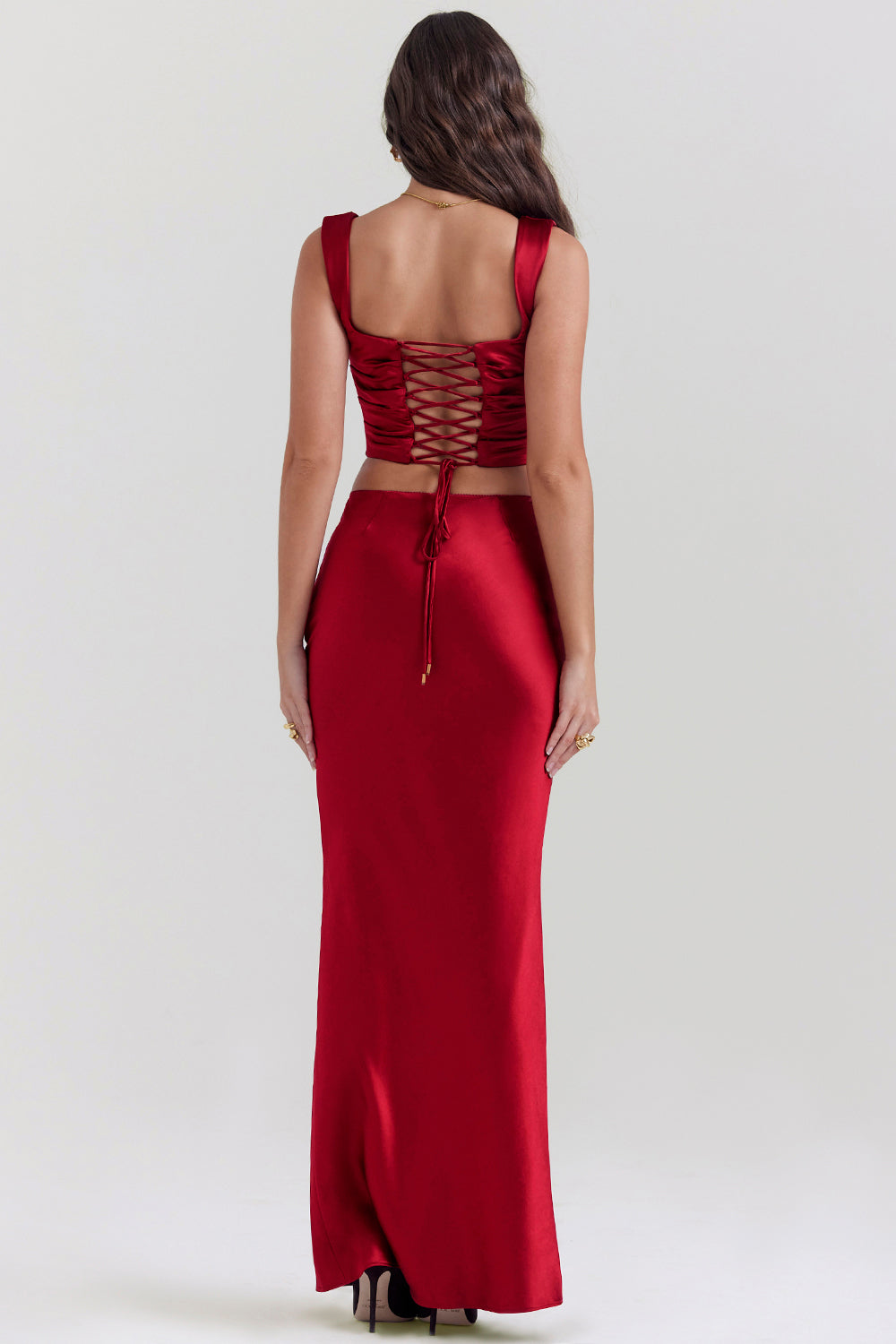Set composto da corsetto rosso rubino con retro in pizzo e maxi gonna in raso dal taglio diagonale