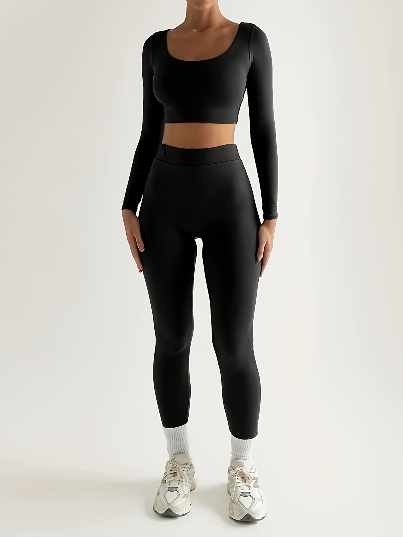 Set sportivo composto da top corto a maniche lunghe e pantaloni skinny a vita alta