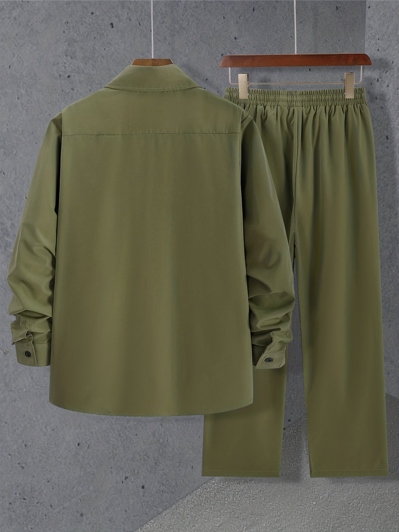 Set semplice composto da una camicia a maniche lunghe e pantaloni con coulisse per l'estate