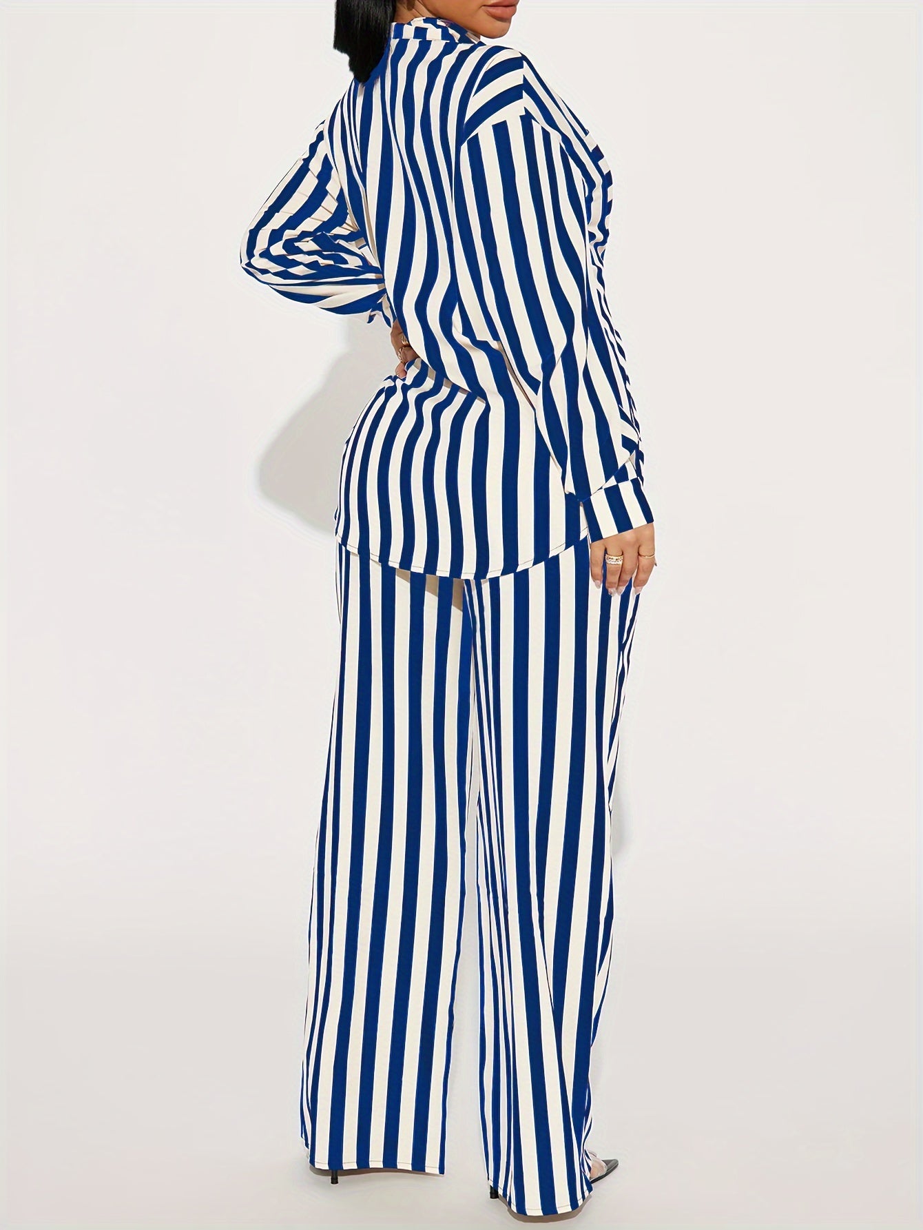 Set composto da camicia a righe con maniche lunghe e pantaloni a gamba larga