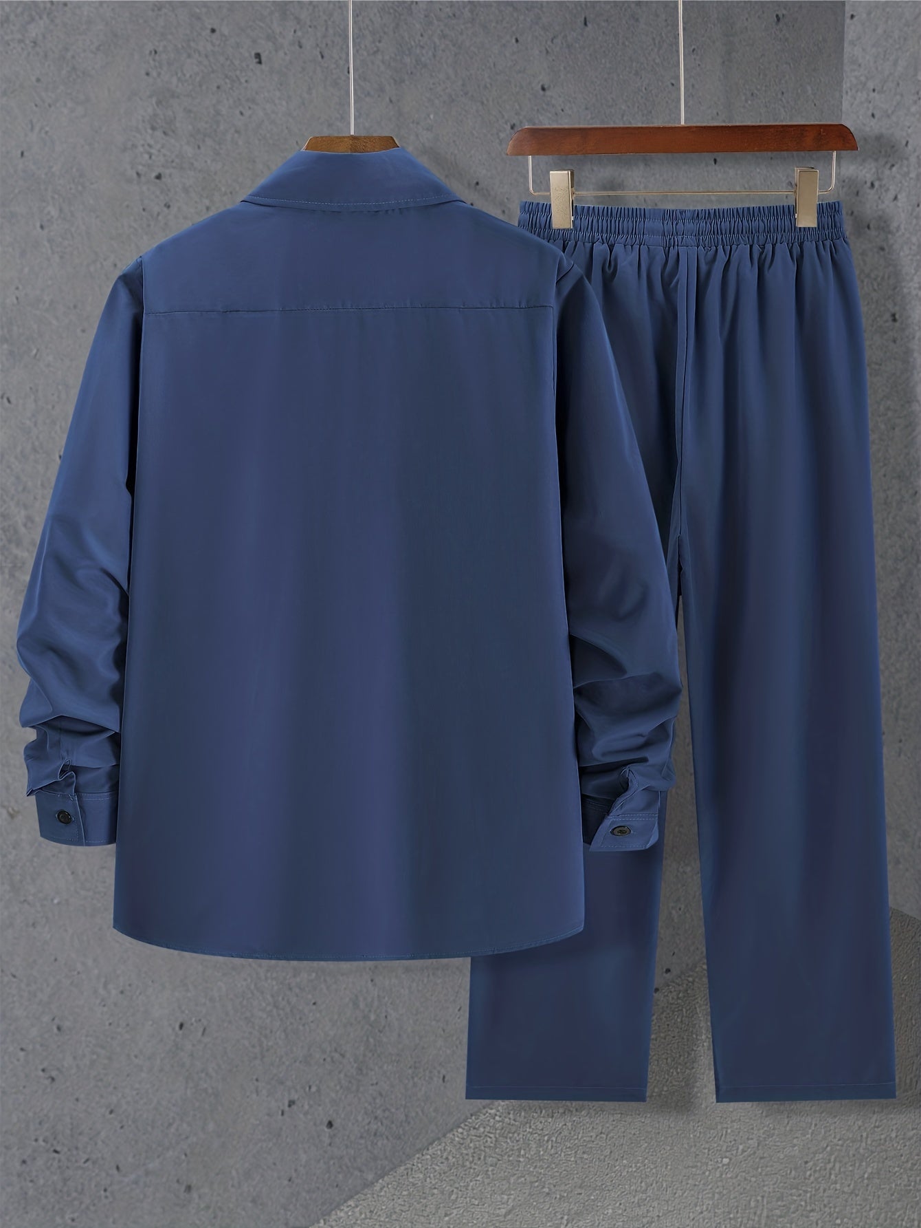 Set semplice composto da una camicia a maniche lunghe e pantaloni con coulisse per l'estate