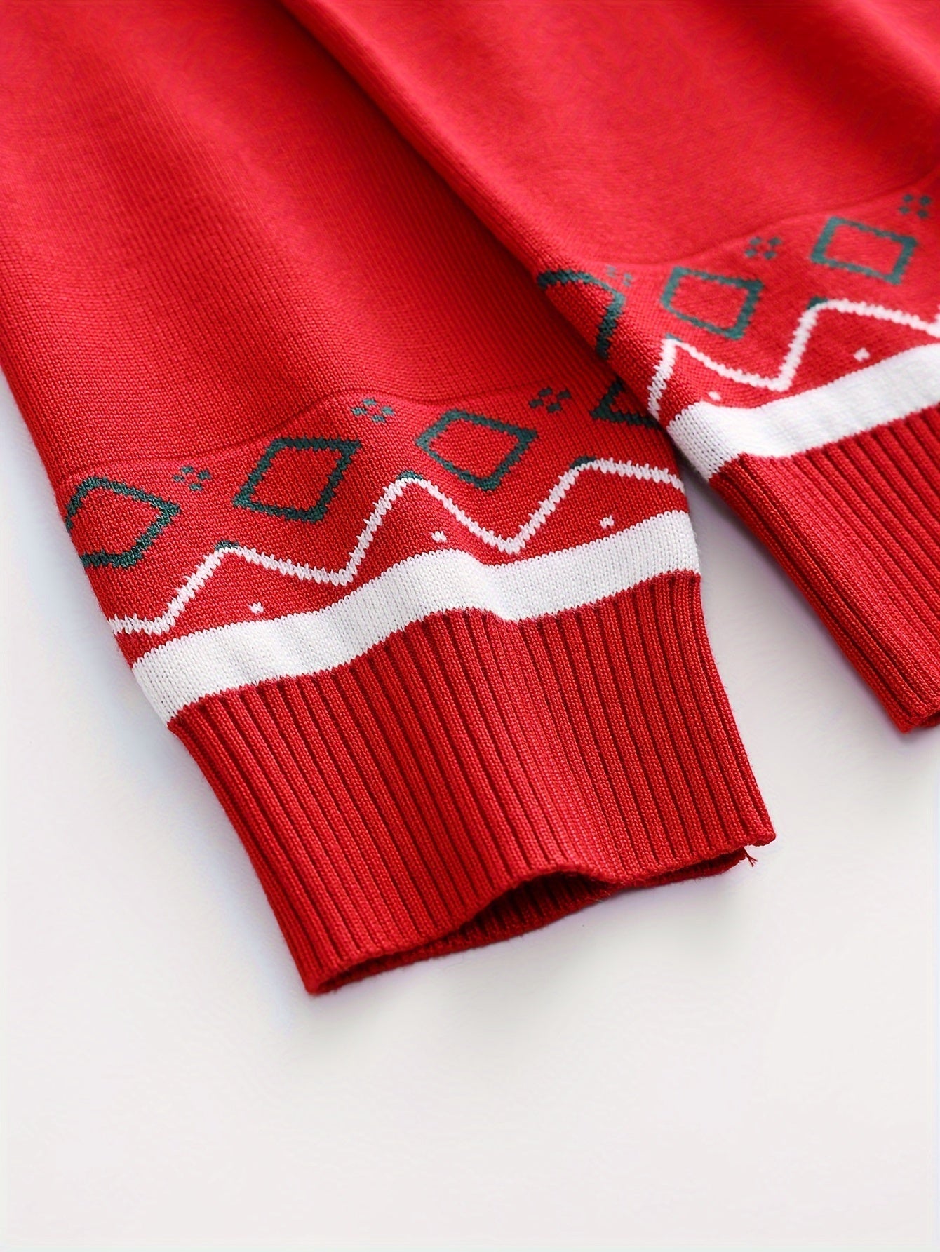 Maglione lavorato ai ferri con motivo natalizio