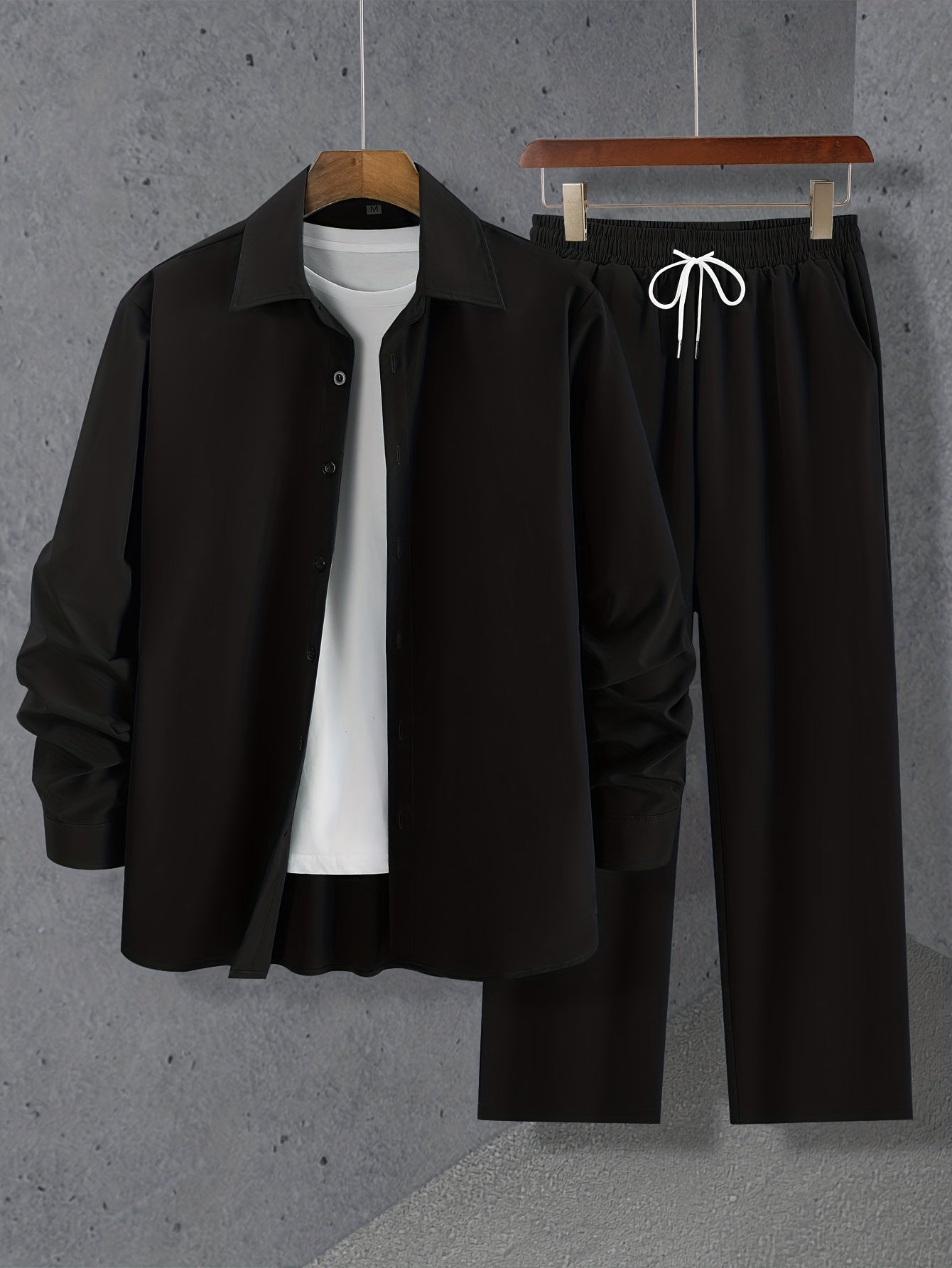Set semplice composto da una camicia a maniche lunghe e pantaloni con coulisse per l'estate