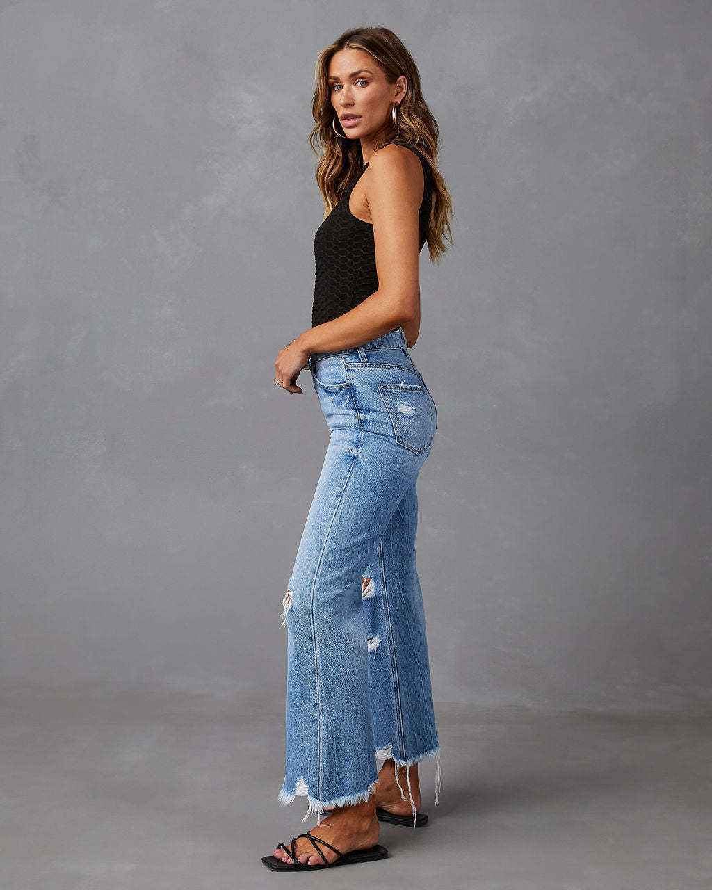 Jeans strappati con vita alta e gamba ampia