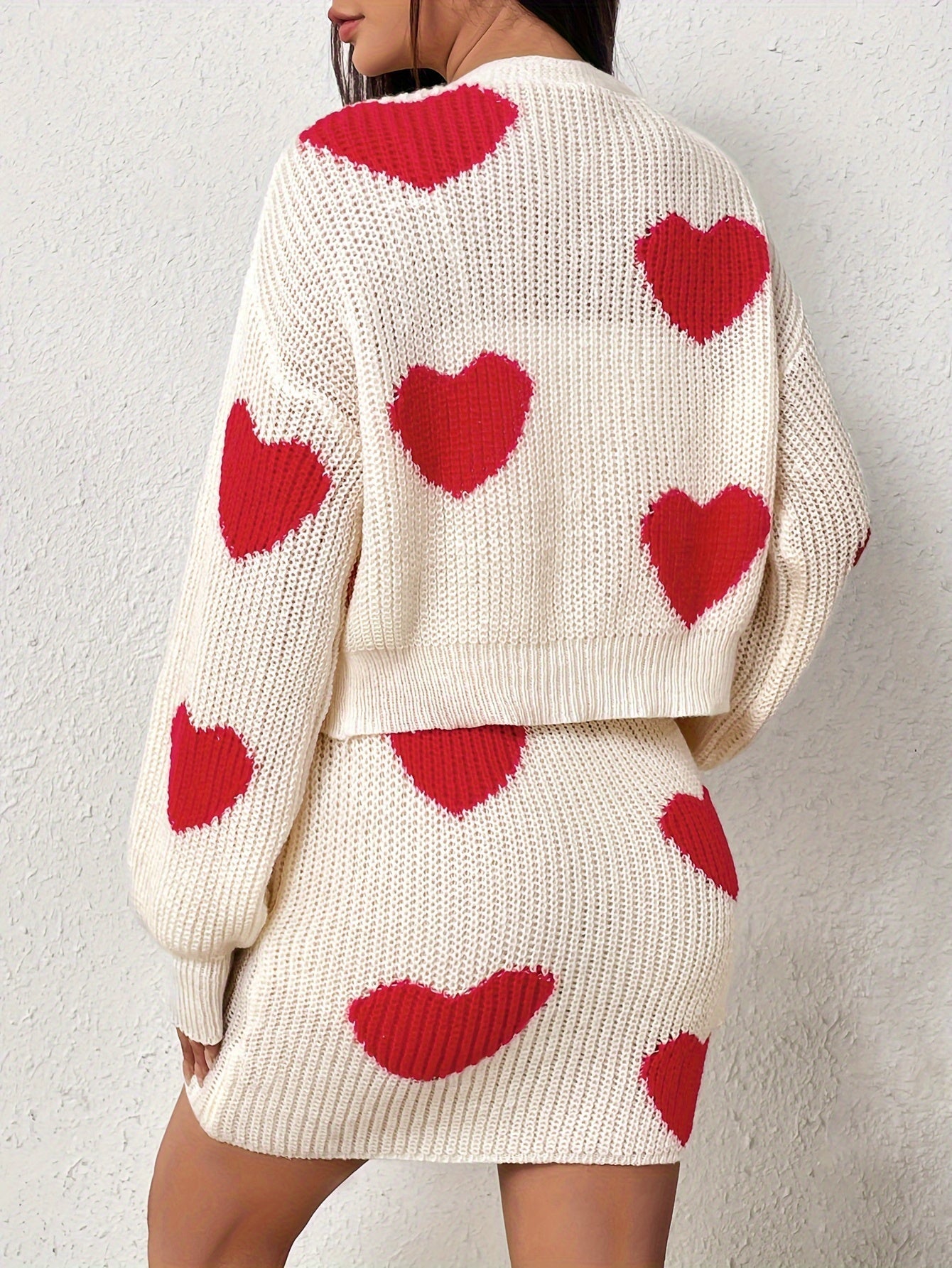 Set composto da un cardigan a maniche lunghe e una gonna lavorata a maglia con motivo a cuori