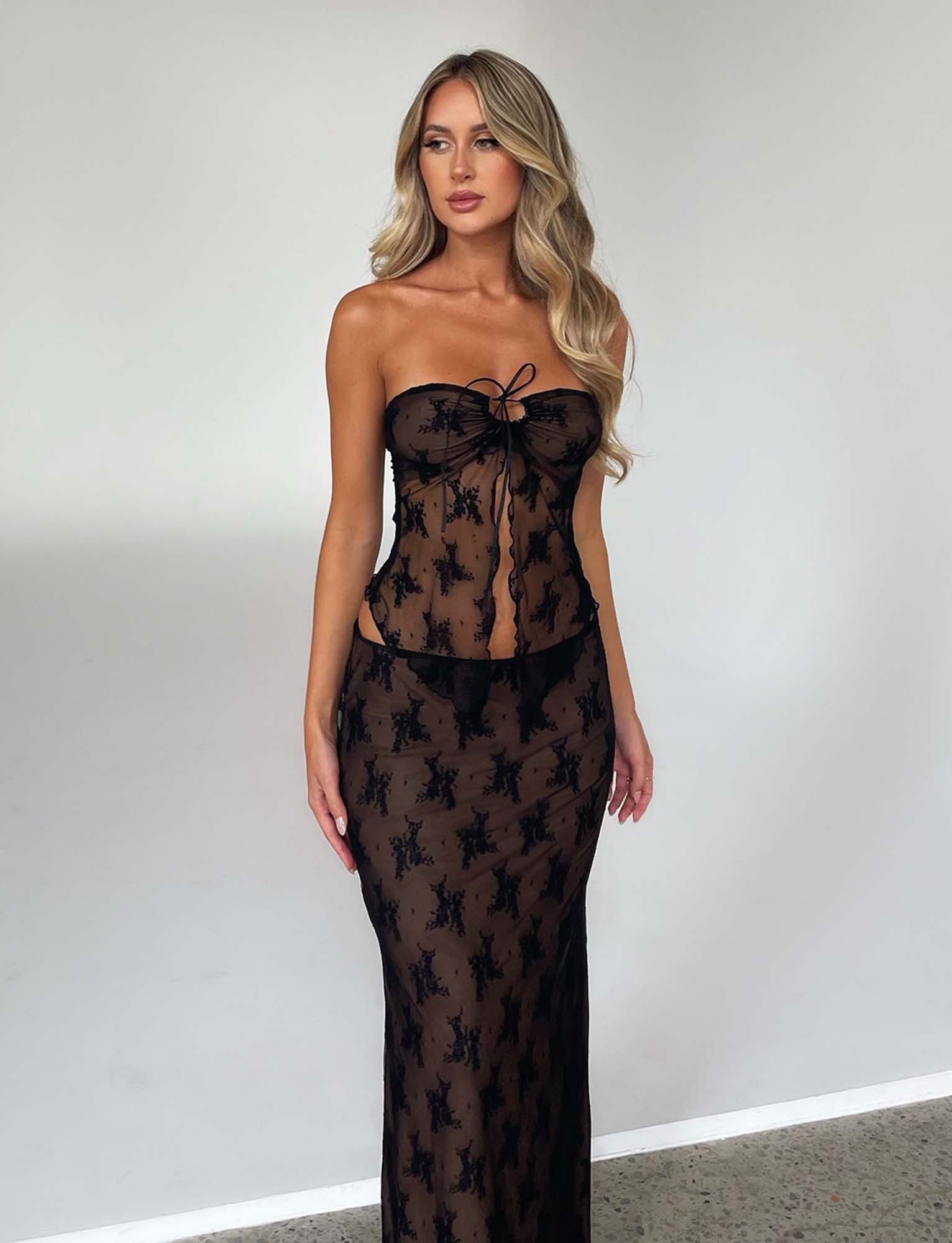 Elegante top traslucido con gonna