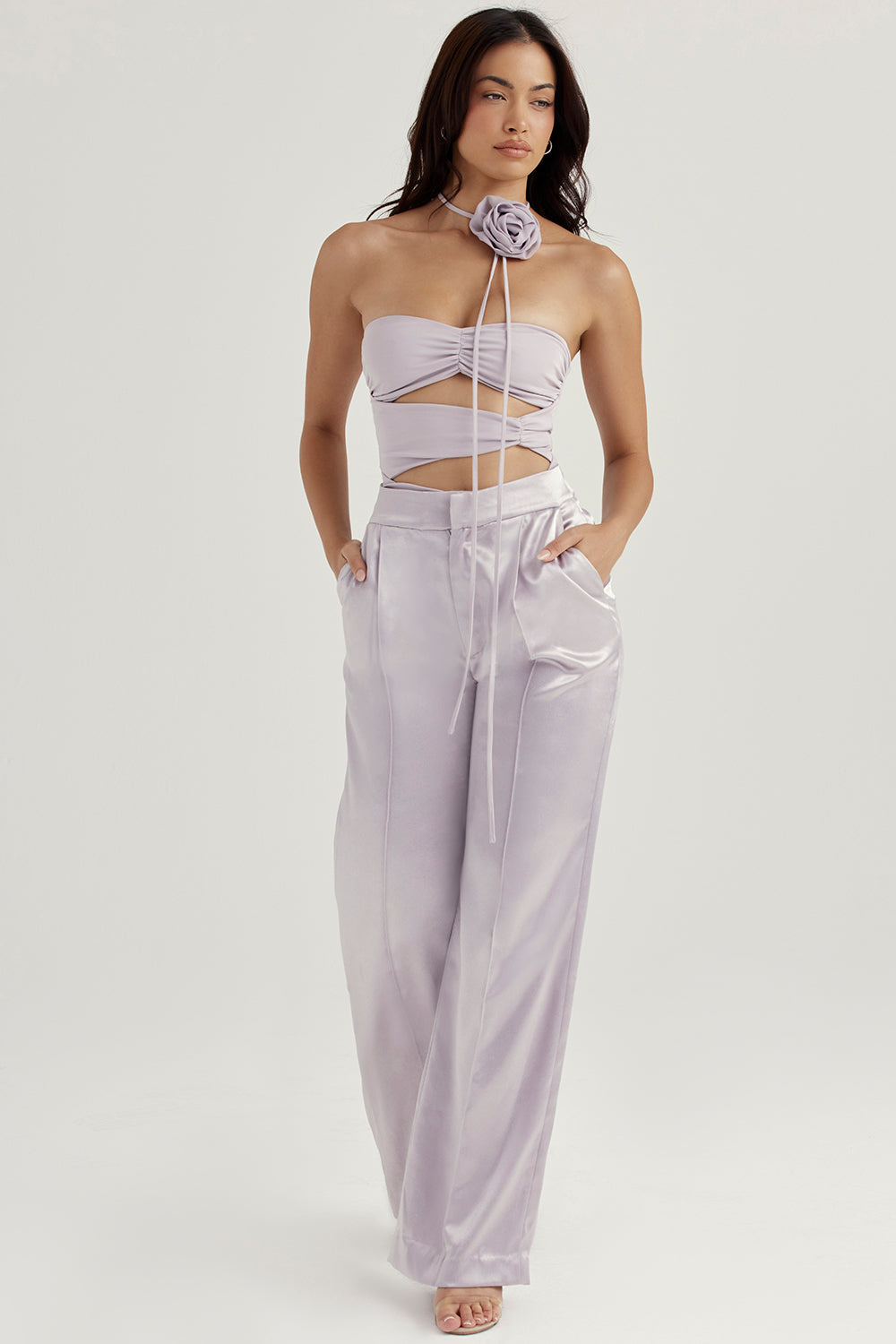 Body grigio con finiture floreali e pantaloni in raso