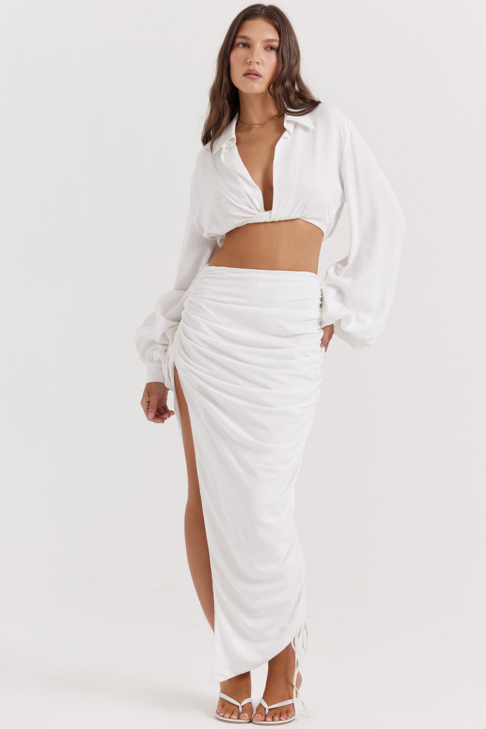 Top in blouson bianco con maxi gonna a pieghe