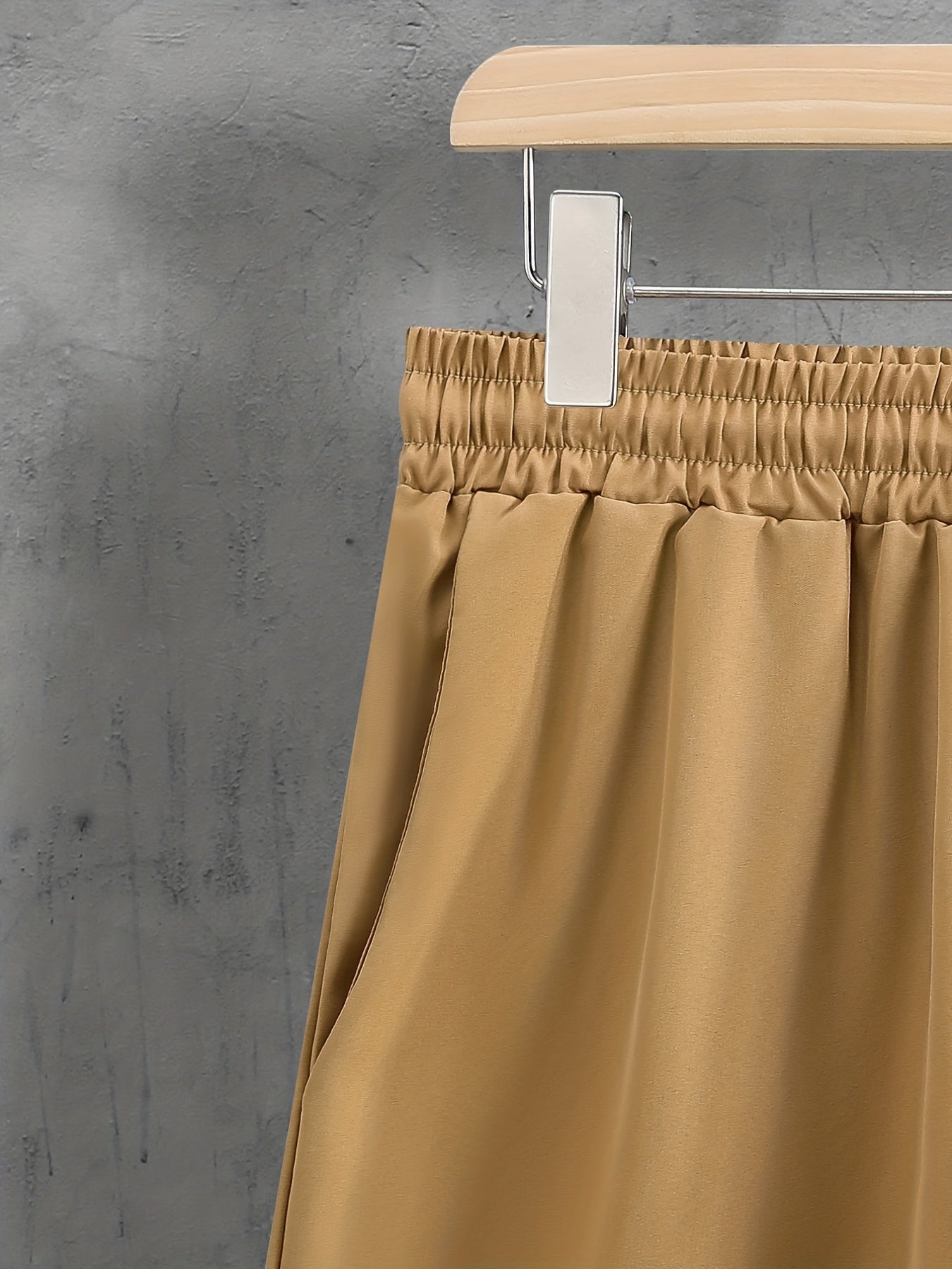Set casual composto da camicia a maniche corte con revers con chiusura a bottoni e pantaloncini con coulisse