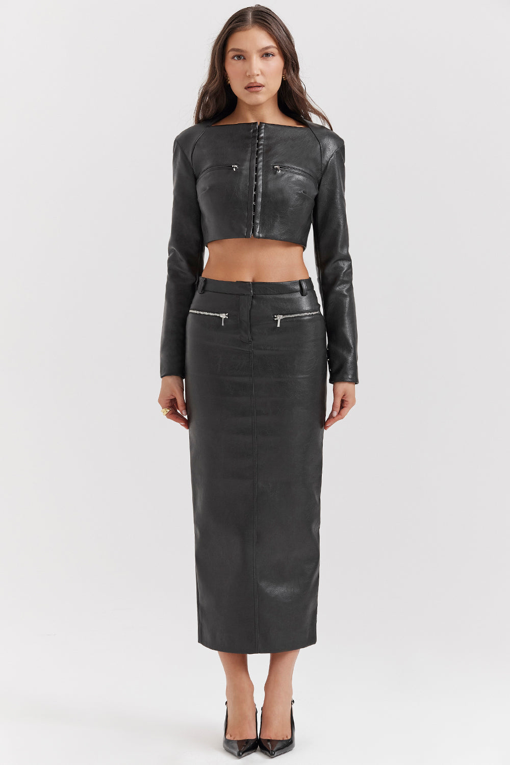 Top cropped in pelle vegana con maxi gonna