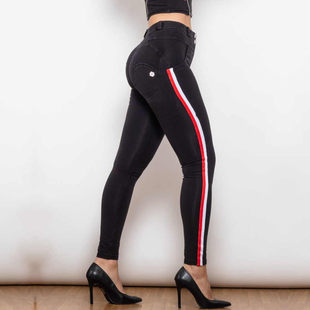 Jeans attillati neri con strisce bianche e rosse