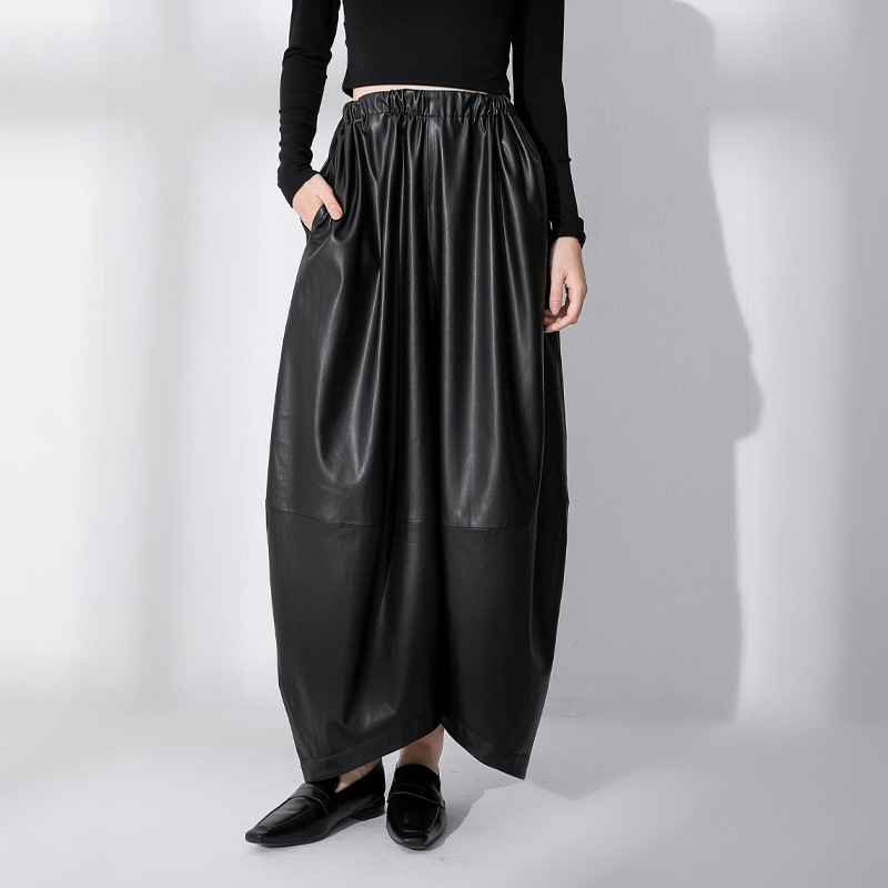 Pantaloni di pelle nera con vita alta e gambe larghe