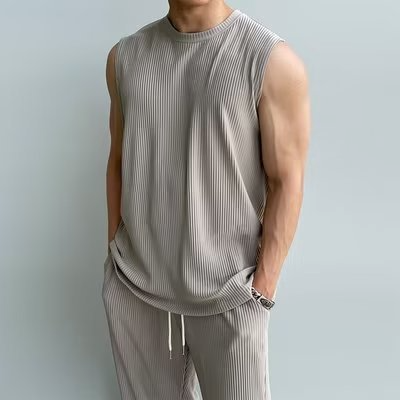 T-shirt e pantaloni senza maniche a righe