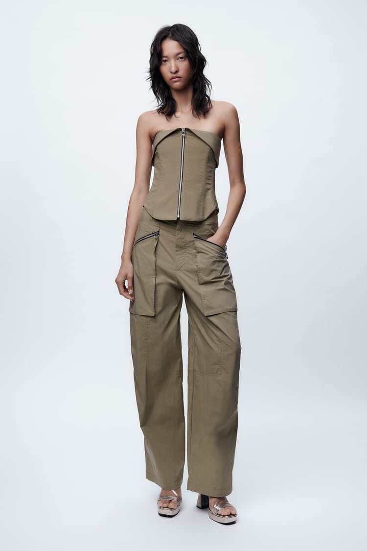 Bustier e pantaloni con cerniera in un set