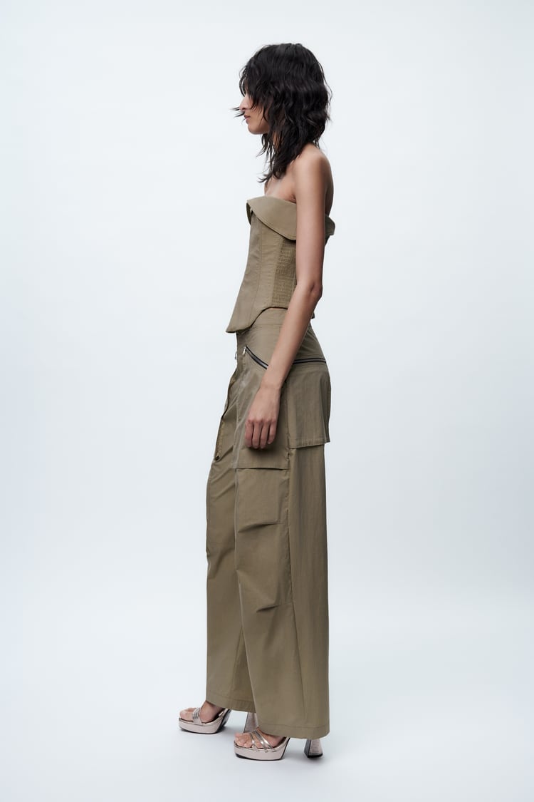 Bustier e pantaloni con cerniera in un set